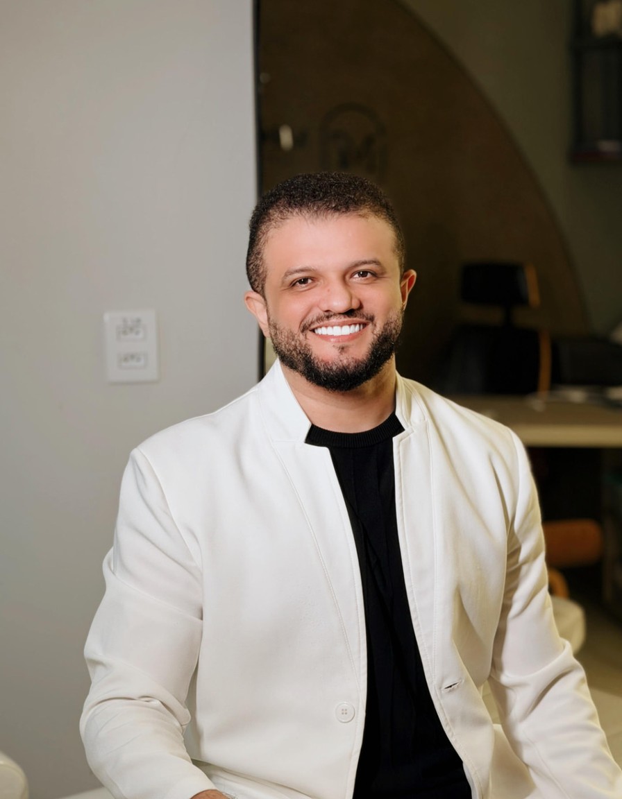 Micael Ferreira, biomédico esteta, sorrindo em retrato profissional