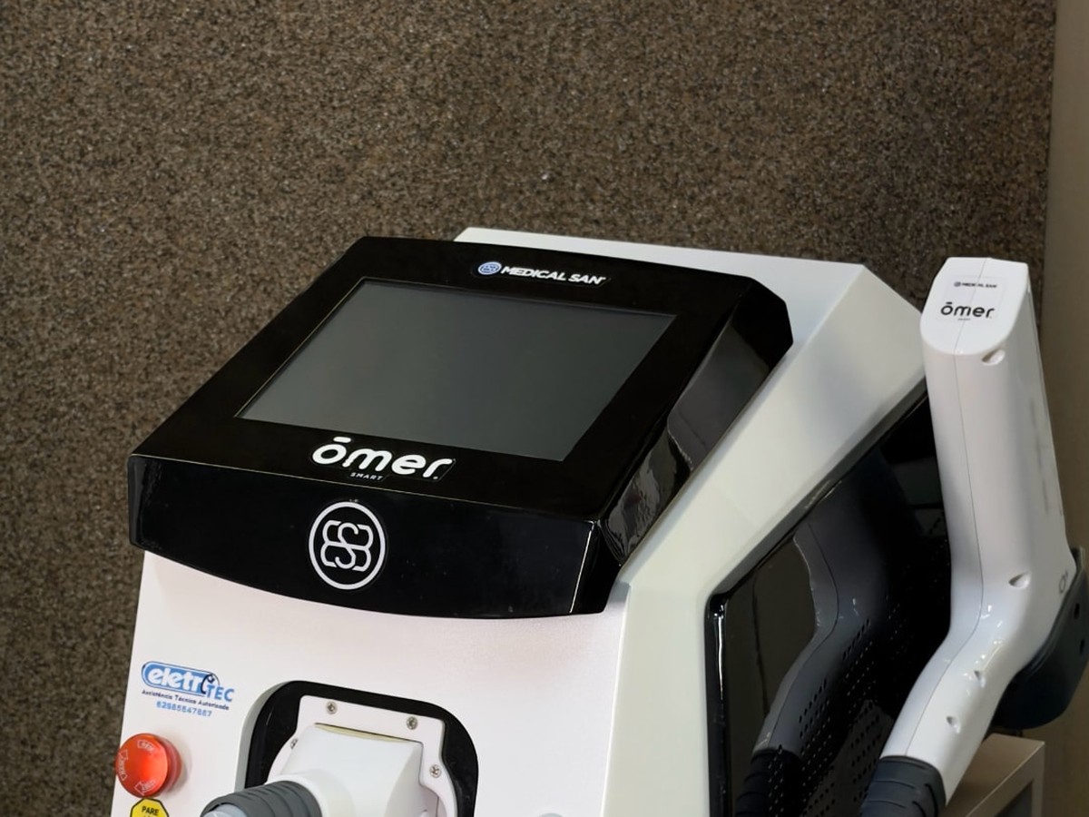 Equipamento de laser utilizado em remoção de tatuagem e depilação