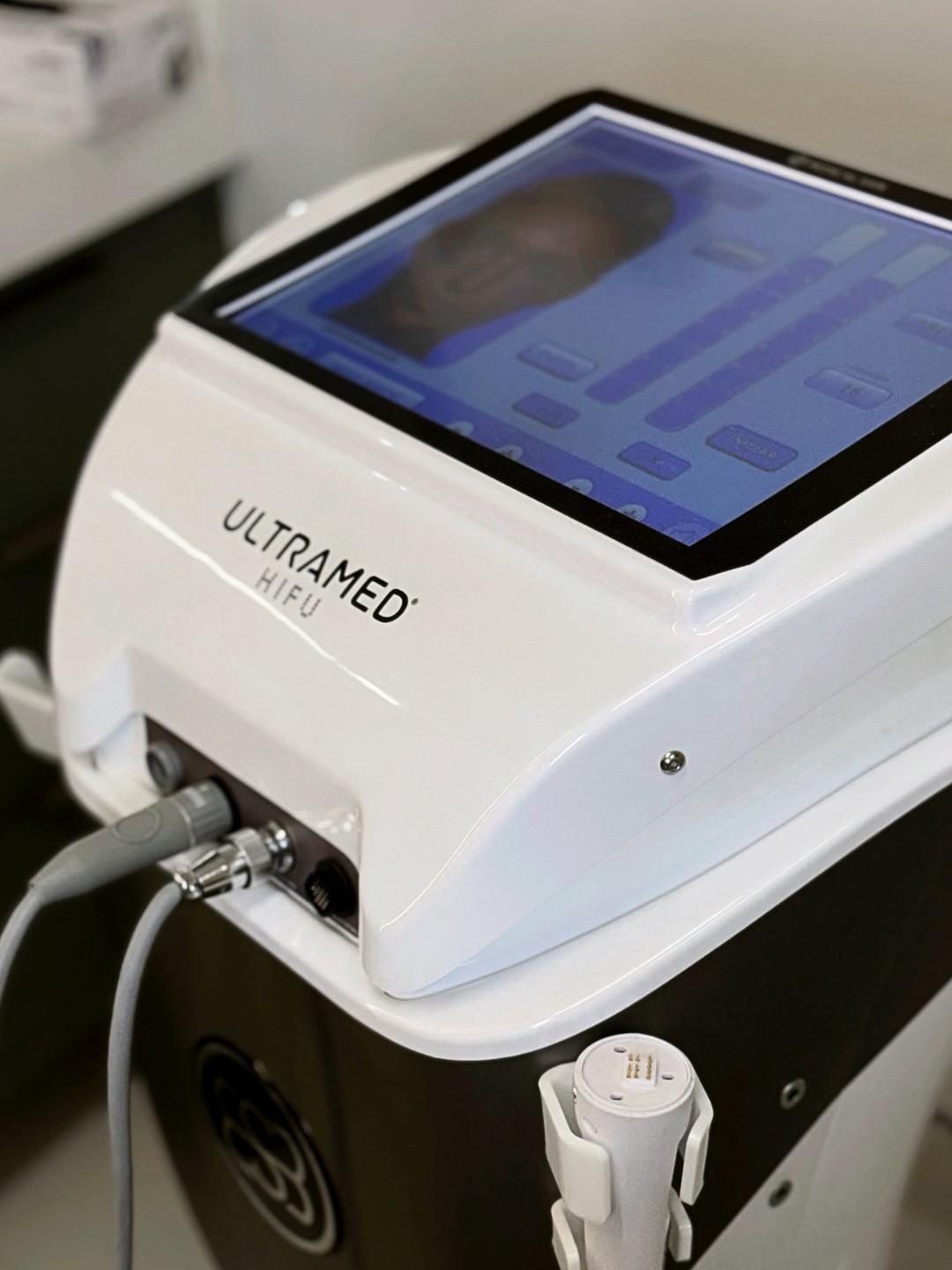 Equipamento de ultrassom microfocado HIFU utilizado nos atendimentos